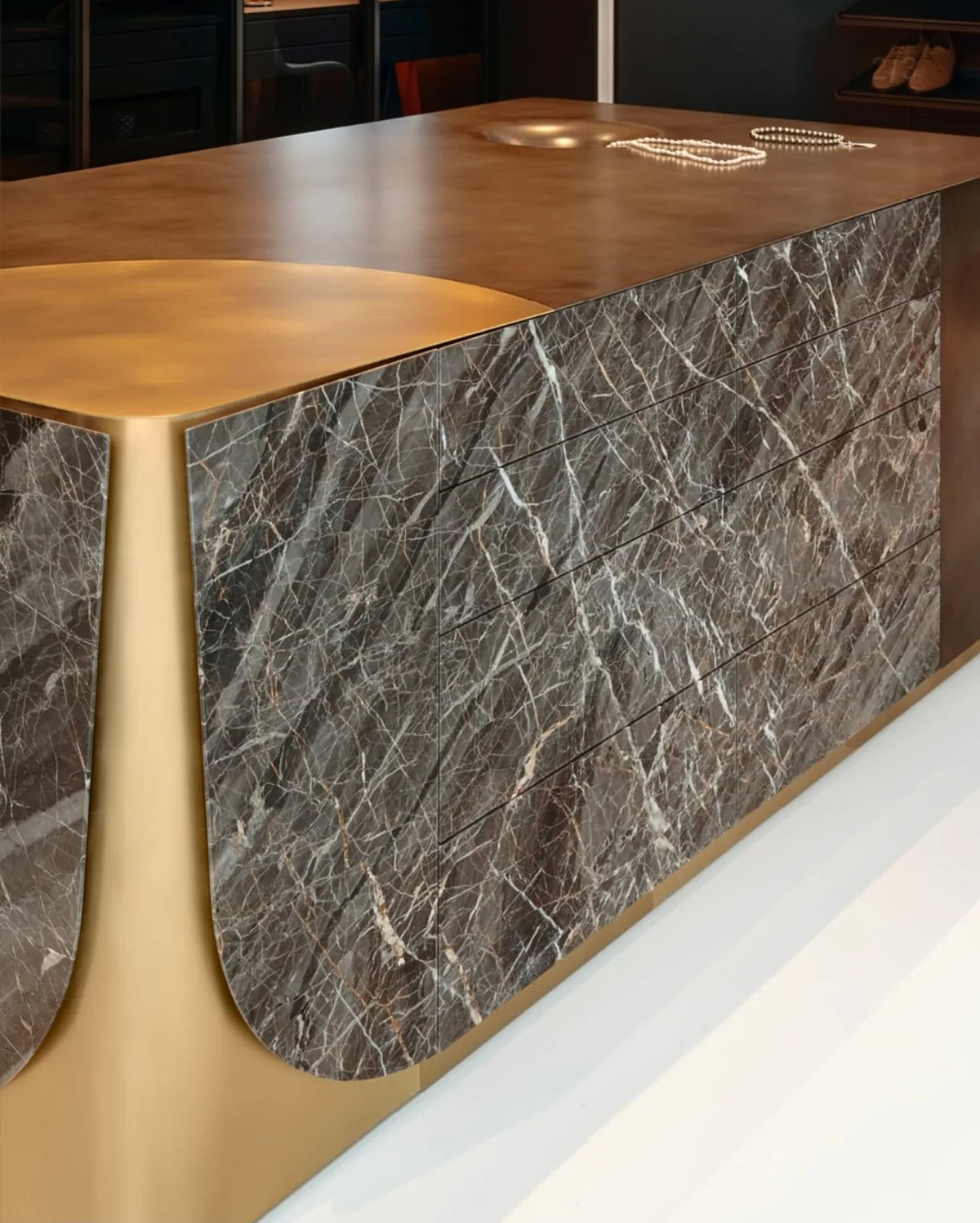 Vue 3D d'un îlot de dressing en marbre gris et laiton brossé