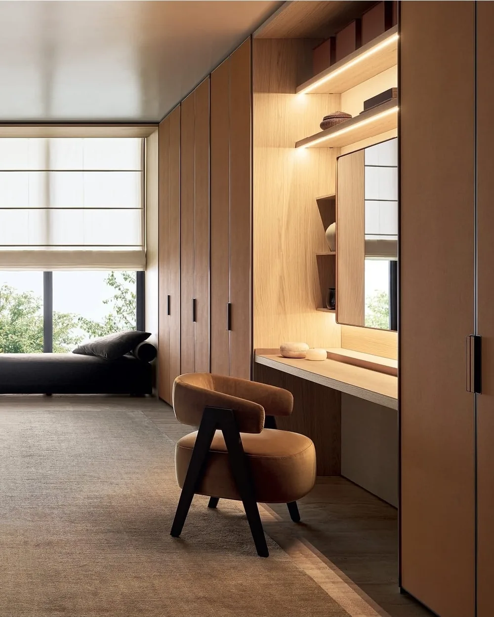 Chambre avec dressing et coiffeuse intégrée montée en showroom