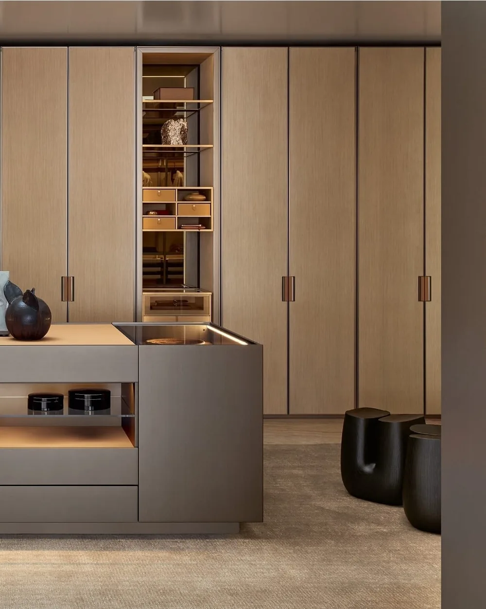 Dressing monté avec îlot central et rangements ouverts, chez notre fournisseur