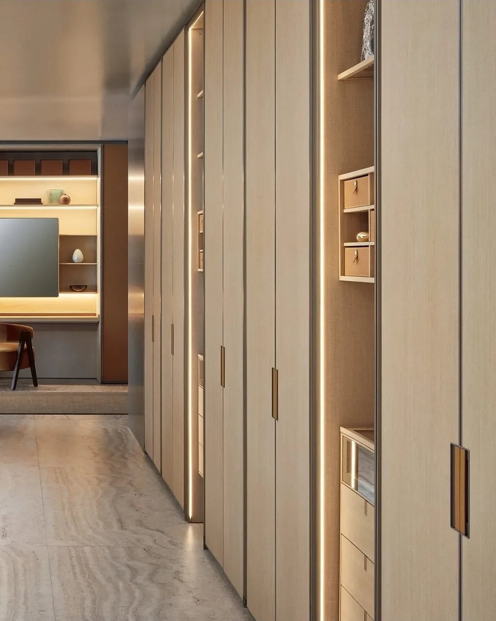 Dressing à portes battantes et îlot bas monté en showroom