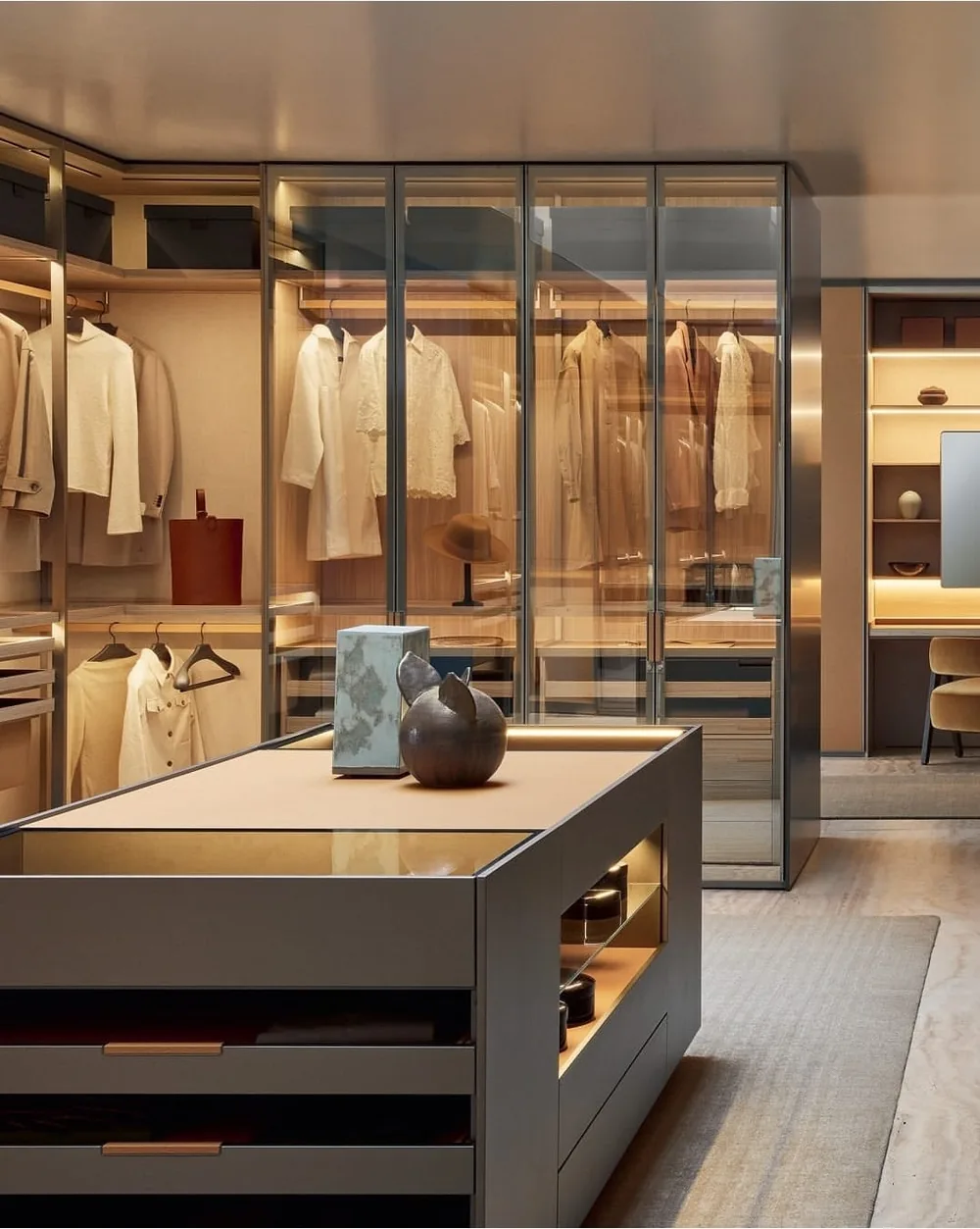 Dressing à façades vitrées monté en showroom