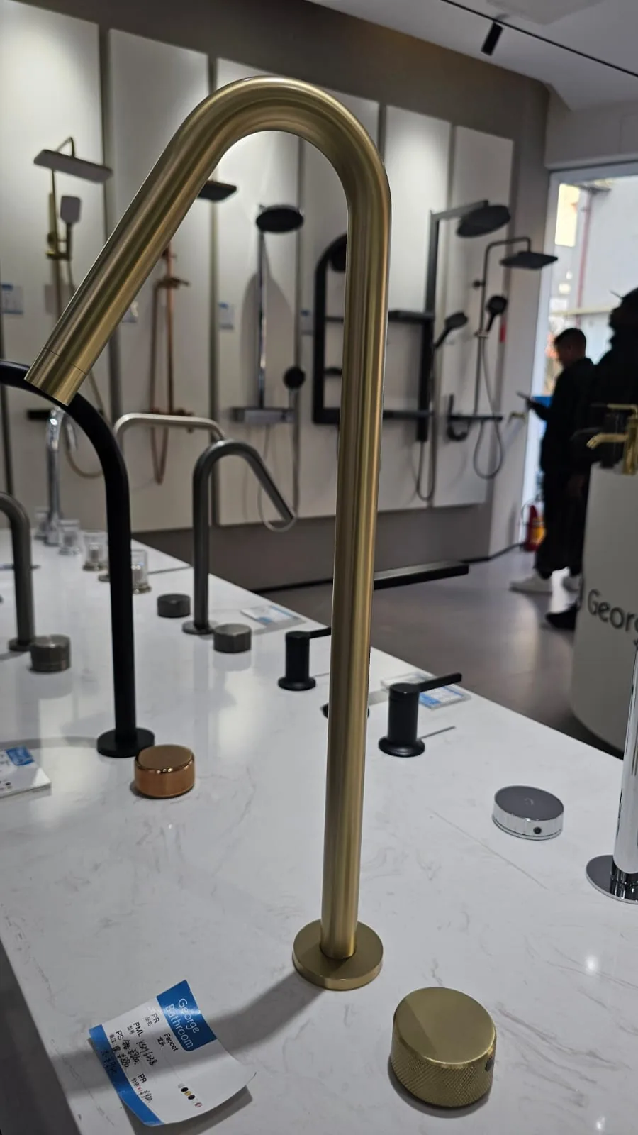 Mur d'exposition de robinetterie dans le showroom de notre fournisseur